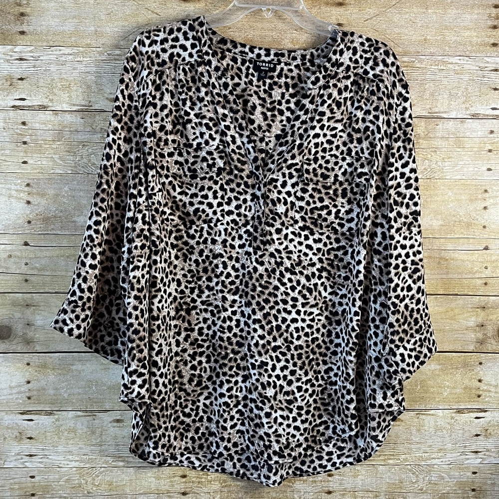 Torrid Harper Pullover Split neck Blouse Rolltab Sleeves 2X Leopard Cheetah EUC